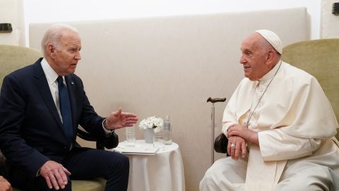 El presidente Joe Biden se reunió con el Papa Francisco en Savelletri, Italia, el 14 de junio de 2024.