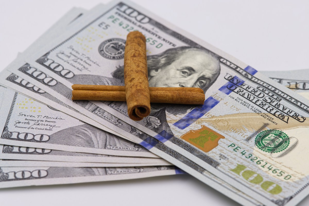 Usa la canela para atraer dinero este 1 de febrero de 2025
