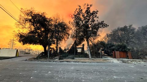 La familia de Juan Corral perdió todo por el incendio Eaton.