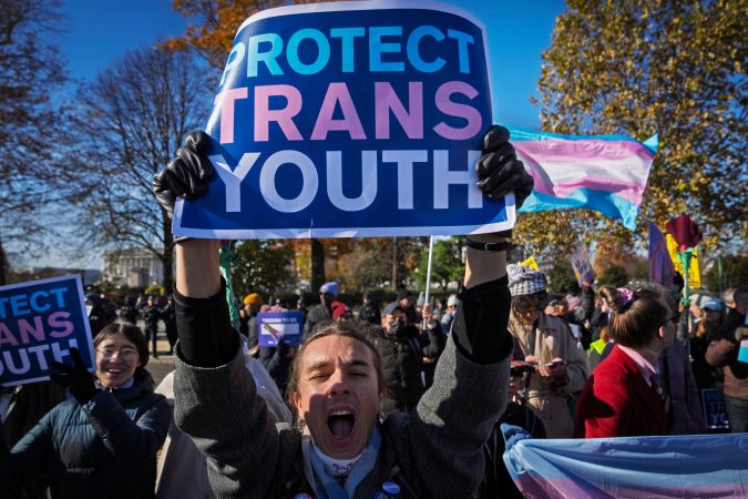 Partidarios de los derechos de las personas transgénero protestan en Washington D.C. el 4 de diciembre de 2024.
