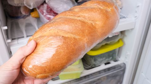 Asumir el hábito de congelar el pan también reduce el desperdicio de alimentos en el hogar.