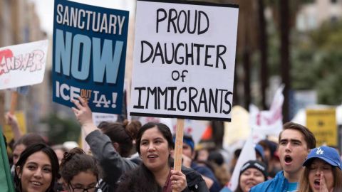 Qué son las ciudades santuario y por qué Chicago se convirtió en la "zona cero" de las redadas de deportación de Trump