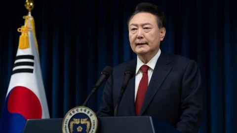 Por qué el polémico presidente de Corea del Sur recibirá un aumento de sueldo a pesar de enfrentar un juicio político por declarar la ley marcial