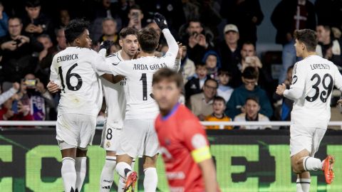 CARTAGENA (MURCIA), 06/01/2025.- El centrocampista uruguayo del Real Madrid Fede Valverde (2i) celebra el primer gol ante de la Deportiva Minera durante el partido correspondiente a los dieciseisavos de final de la Copa del Rey, que están disputando este lunes en el estadio Cartagonova en Cartagena. EFE/Marcial Guillén