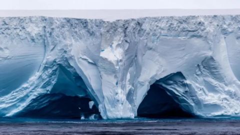 El iceberg está girando al norte desde la Antártica hacia la isla de Georgia del Sur.