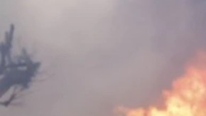 Cientos de bomberos intentan controlar el incendio en Pacific Palisades.