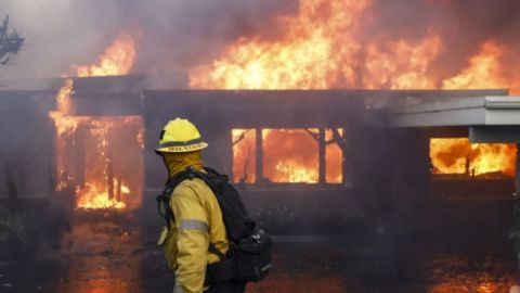 Cientos de bomberos intentan controlar el incendio en Pacific Palisades.