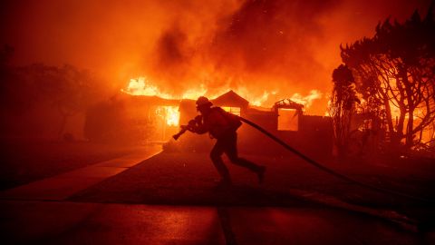 Dos incendios siguen con fuerza en Los Ángeles, debido a una tormenta de fuertes vientos.