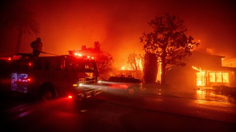 El incendio en Pacific Palisades puede continuar fuera de control aún más tiempo por los fuertes vientos.