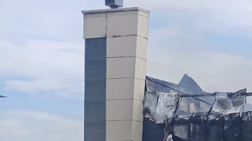 Incendio consume parque en centro comercial de Sinaloa y causa alarma