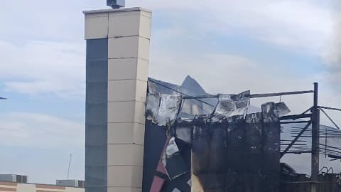 Incendio consume parque en centro comercial de Sinaloa y causa alarma