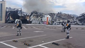 Incendio consume parque en centro comercial de Sinaloa y causa alarma