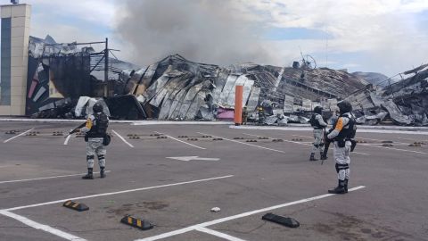 Incendio consume parque en centro comercial de Sinaloa y causa alarma