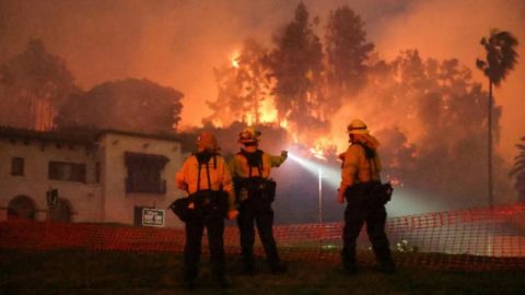 El incendio que afectaba en la noche del miércoles a las colinas de Hollywood.