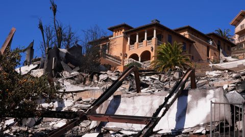 Cifra de muertos por los incendios en Los Ángeles aumenta a 24