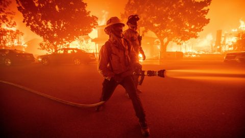 En tempranas horas del miércoles, la cifra de evacuaciones se elevó a 100,000 residentes.