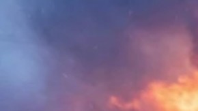 Un bombero enfrentando el incendio en Palisades este jueves.