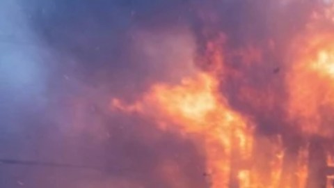 Un bombero enfrentando el incendio en Palisades este jueves.