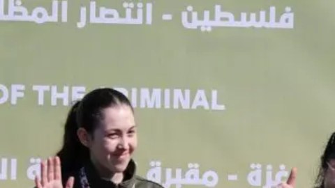 Las mujeres israelíes fueron entregadas a un equipo de la Cruz Roja en Gaza, el sábado.