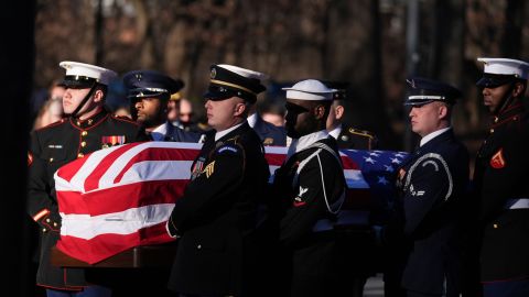 Militares llevan el ataúd del expresidente Jimmy Carter a la Biblioteca y Museo Presidencial Jimmy Carter para que repose en Atlanta, Georgia.