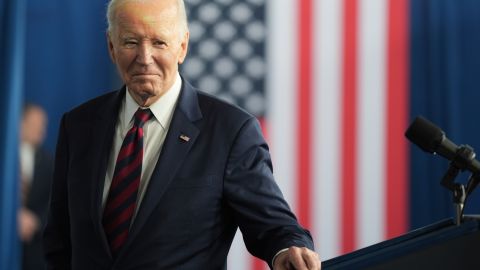 "Debemos aferrarnos a una esperanza y mantenernos comprometidos”, insiste Biden en su último día