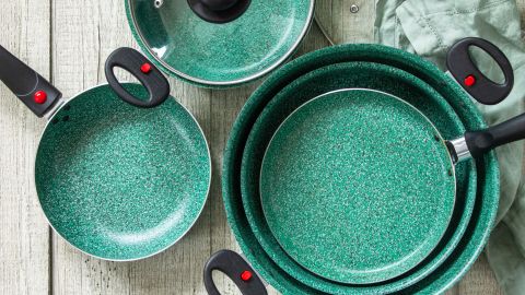 Además de las ollas y sartenes, el juego de cocina trae cucharón, espátula y otros accesorios (imagen referencia, no es el producto real).