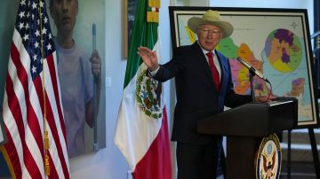 Ken Salazar cierra ciclo como embajador asegurando que México sí produce fentanilo