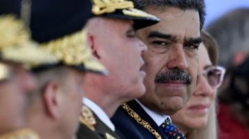 Maduro mantiene el apoyo de la cúpula militar y depende de él.