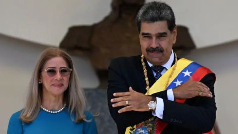 Nicolás Maduro junto a su esposa, Cilia Flores.