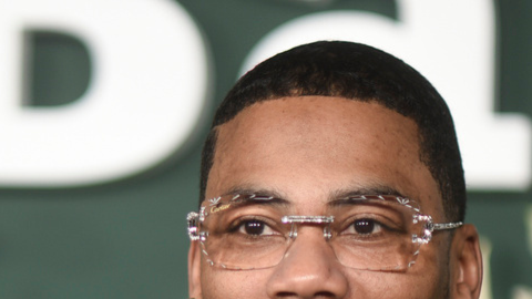 Izquierda: Nelly llega a la gala Baby2Baby el sábado 9 de noviembre de 2024, en el Pacific Design Center en West Hollywood, California. (Foto por Richard Shotwell/Invision/AP) Derecha: El presidente electo Donald Trump habla en un mitin previo a la 60ª toma de posesión presidencial, el domingo 19 de enero de 2025, en Washington. (Foto AP/Alex Brandon)