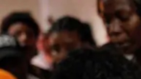 amiliares de los jóvenes en sus funerales, el pasado 1 de enero.