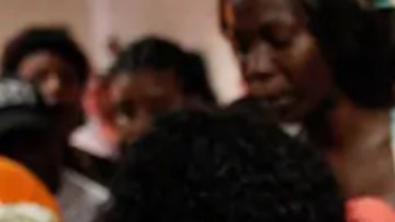 amiliares de los jóvenes en sus funerales, el pasado 1 de enero.
