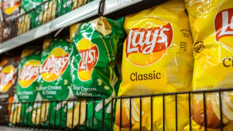 Se espera que las nuevas papas de Lay's estén disponibles en todas las tiendas minoristas del país.