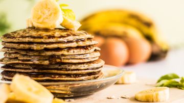 Esta receta de panquecas con solo dos ingredientes sirve para desayunos rápidos y deliciosos.