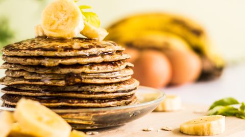 Esta receta de panquecas con solo dos ingredientes sirve para desayunos rápidos y deliciosos.