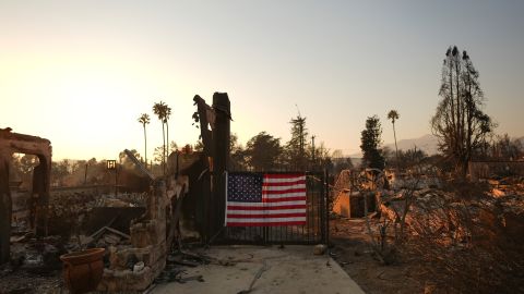 En la comunidad de Altadena, varias calles quedaron totalmente arrasadas por el incendio Eaton.