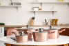 Entre los productos de cocina que oferta Amazon, hay un set de 15 ollas y sartenes.
