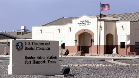 El Servicio de Inmigración y Control de Aduanas de EE. UU. (ICE) informó vía X que este 28 de enero hubo 969 arrestos de inmigrantes indocumentados.