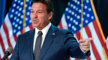 Ron DeSantis sigue promoviendo una agenda dura en materia de inmigración en Florida.