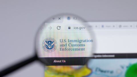 Para encontrar vía internet a ese familiar, posiblemente detenido, necesitas algunos datos esenciales.