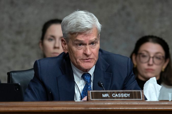 El senador republicano Bill Cassidy cuestionó a Robert F. Kennedy Jr., elegido por el presidente Donald Trump para ser Secretario de Salud y Servicios Humanos.