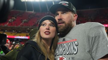 El ala cerrada de los Kansas City Chiefs, Travis Kelce (derecha), es felicitado por Taylor Swift mientras celebran la victoria de los Chiefs sobre los Buffalo Bills en el Campeonato de la AFC de la NFL, el domingo 26 de enero de 2025, en Kansas City, Misuri.