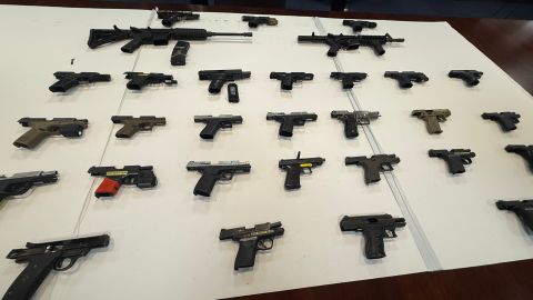 Autoridades incautaron al menos 34 armas durante el operativo contra el Tren de Aragua en Nueva York.