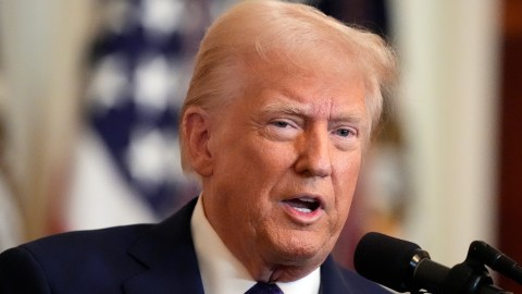 La orden ejecutiva de Trump busca restringir la educación relacionada con la raza y el género sexual.