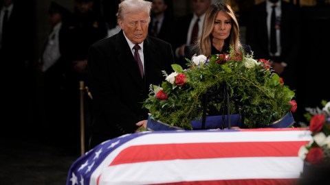 El presidente electo Donald Trump y la exprimera dama Melania Trump presentan sus respetos frente al ataúd del expresidente Jimmy Carter.