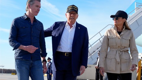 El presidente Donald Trump y la primera dama Melania Trump fueron recibidos por el gobernador de California Gavin Newsom en el Aeropuerto Internacional de Los Ángeles.
