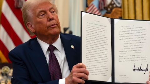 Trump muestra la orden ejecutiva que creó un consejo asesor de ciencia y tecnología.