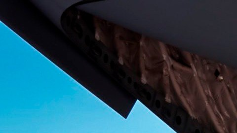 La portavoz de la Casa Blanca compartió la foto de Inmigrantes ingresando a un avión militar para un vuelo de deportación a Guatemala.