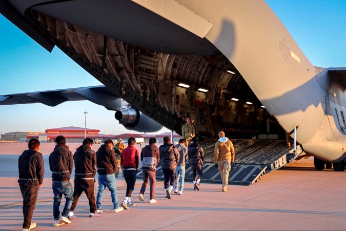 La portavoz de la Casa Blanca compartió la foto de Inmigrantes ingresando a un avión militar para un vuelo de deportación a Guatemala.