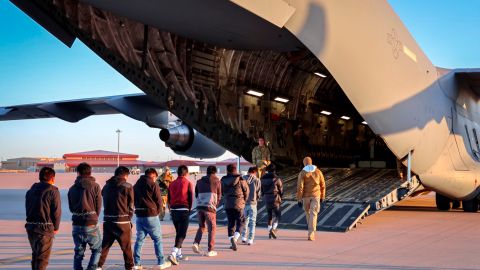 La portavoz de la Casa Blanca compartió la foto de Inmigrantes ingresando a un avión militar para un vuelo de deportación a Guatemala.